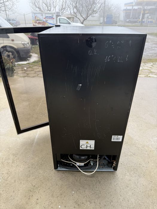 Витрина за вино с 2 температурни нива и вентилатори