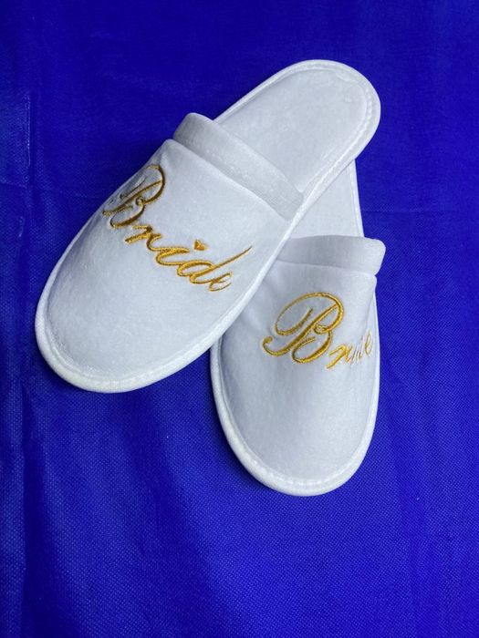 Тапочки с логотипом с нанесением дизайна. С нанесением бренда.