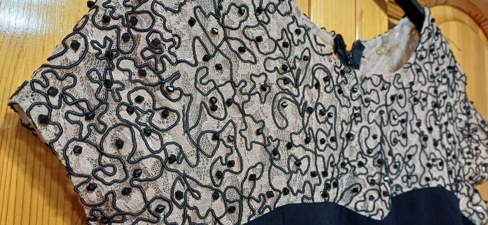 Луксозна Рокля с Дантела посипана с Бляскави Камъчета!НОВА с Етикет!