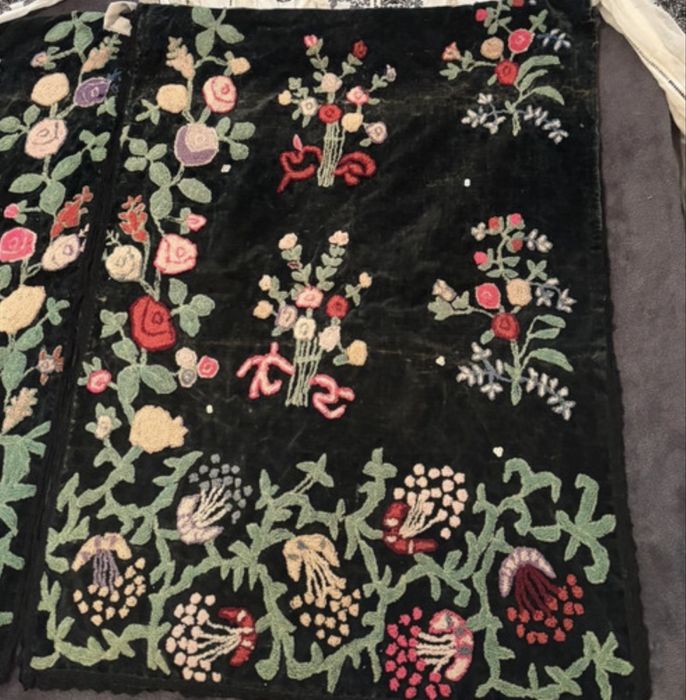 ie,fusta, cojocel au peste 100 de ani vechime