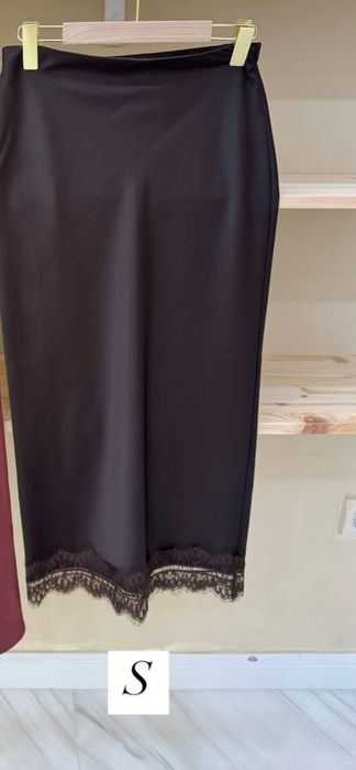 Продаеться юбка и 2 блузки S размеры