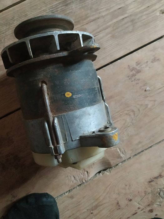 Generator sotiladi 28W