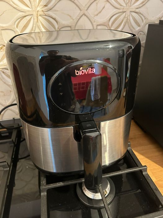 Air Fryer în stare foarte bună – puțin folosit