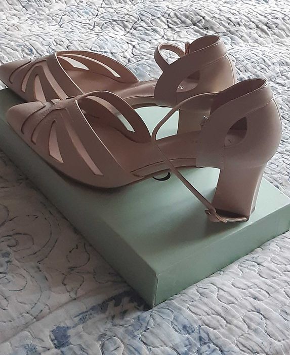 Бежевые новые туфли.