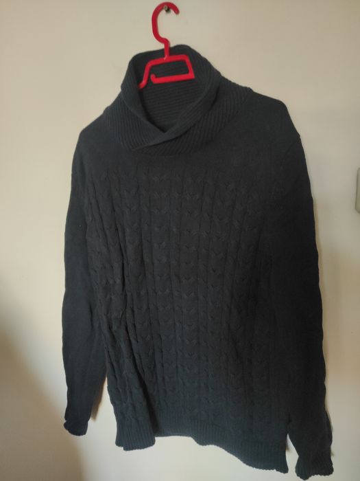 Pulovere, jersee, mărimi diferite, modele diferite, culori diferite.