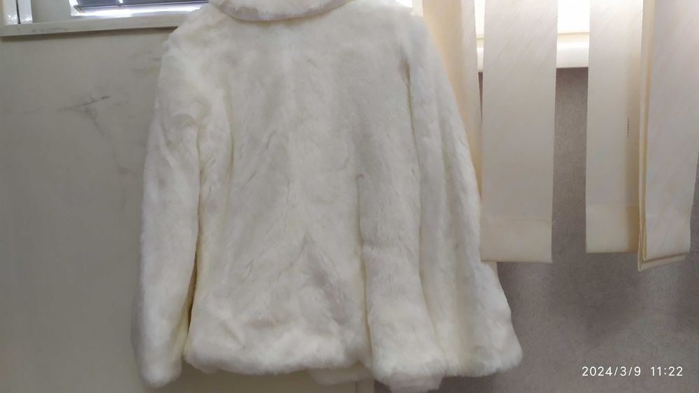 Продавам дизайнерско късо бяло палто шито по поръчка.