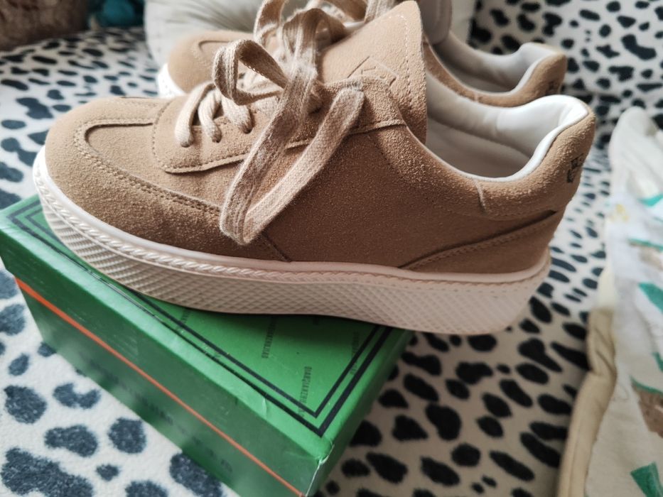 Продам кроссовки лоропиана