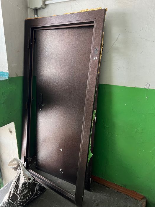 продам входная железная металлическая дверь