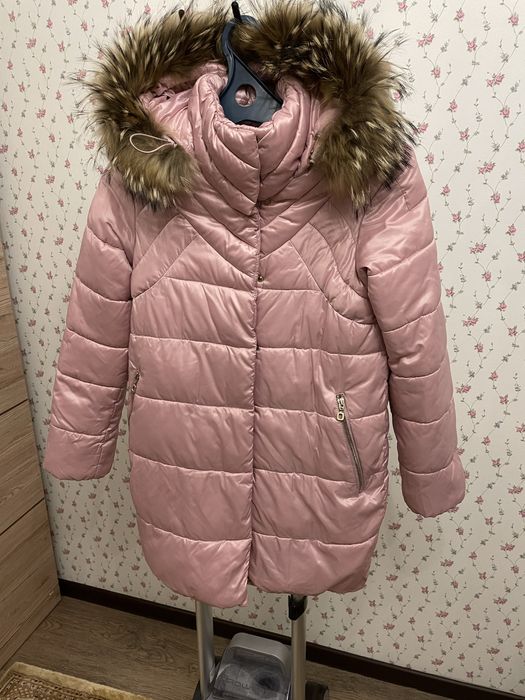Продам пуховик на девочку подростка.