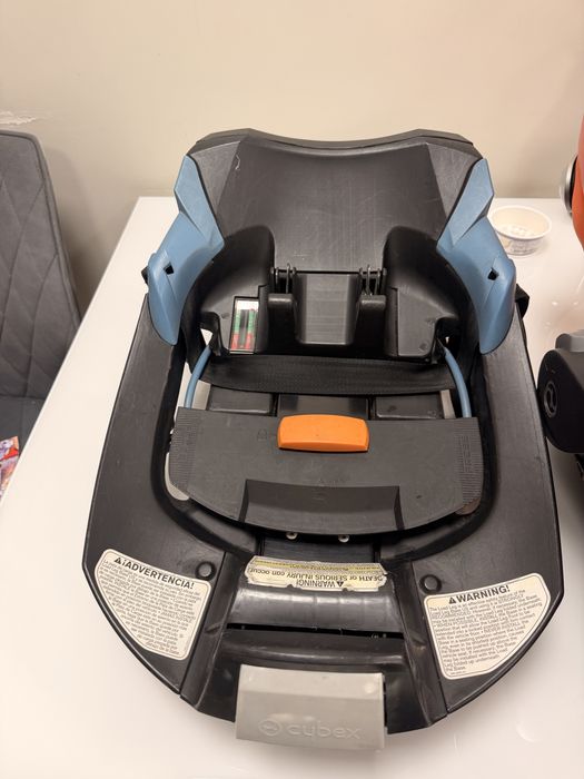 Продам автокресло с базой Cybex Cloud Q 0+