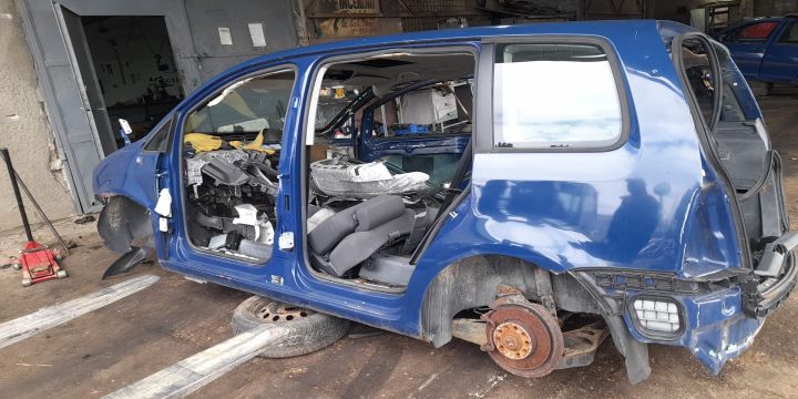Far stanga cu lupa 0301233201 Volkswagen VW Touran 2004