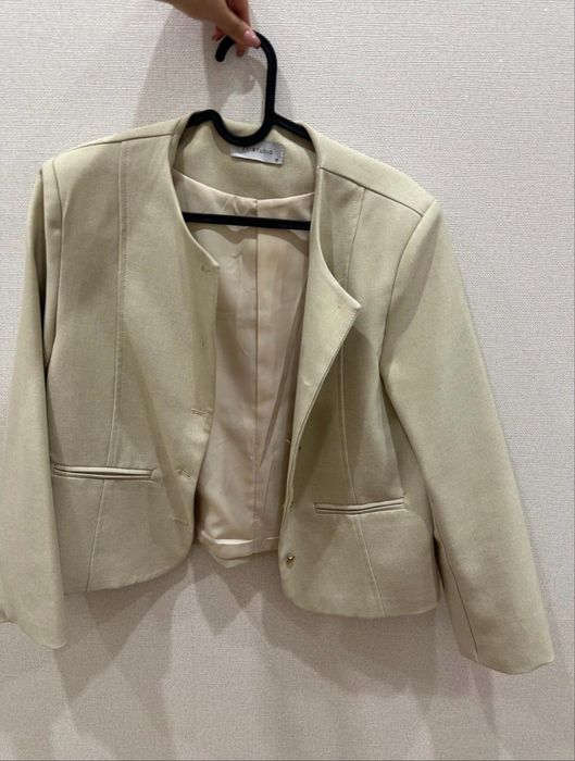 Пиджаки темно синий, бежевый