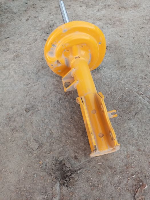 Amartizator sotiladi lada vesta.. Yap yangi faqat lada vesta oʻz