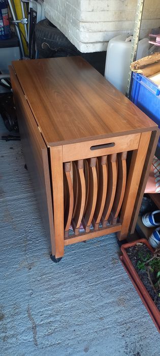 Masa pliabila cu 6 scaune din lemn tapitate