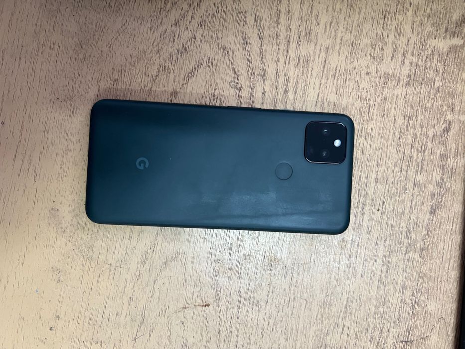 Pixel 5a 5g  със зарядно и кабел