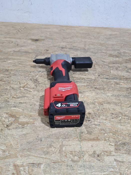 Pistol de popnituri Milwaukee M12 BPRT impecabil