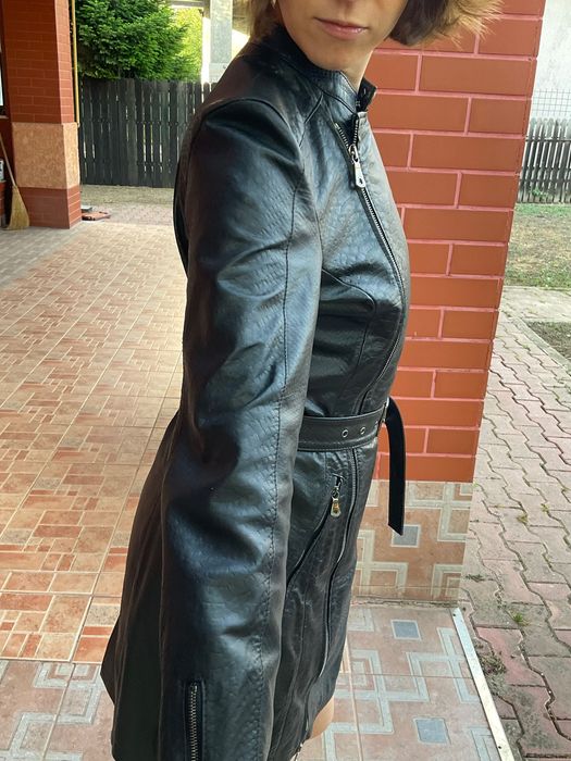 Trench piele, centura in talie, piesa timeless.