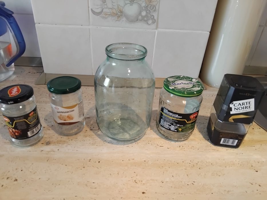 Стеклянные банки.