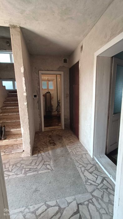 Продаваме масивна извънградска двуетажна жилищна сграда директно от собственик!