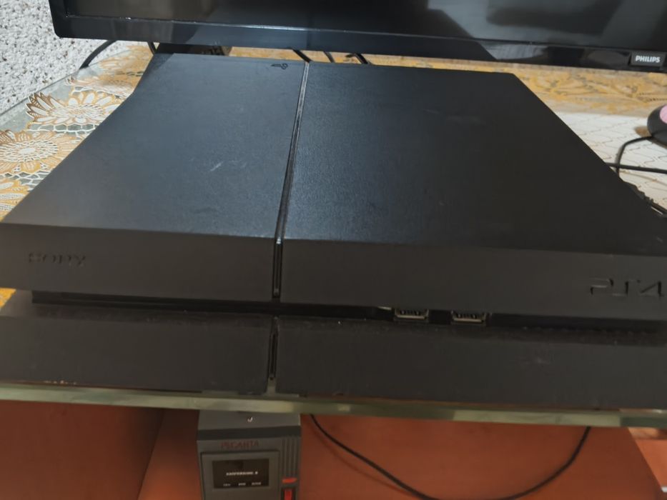 PlayStation 4 в идеальном состоянии