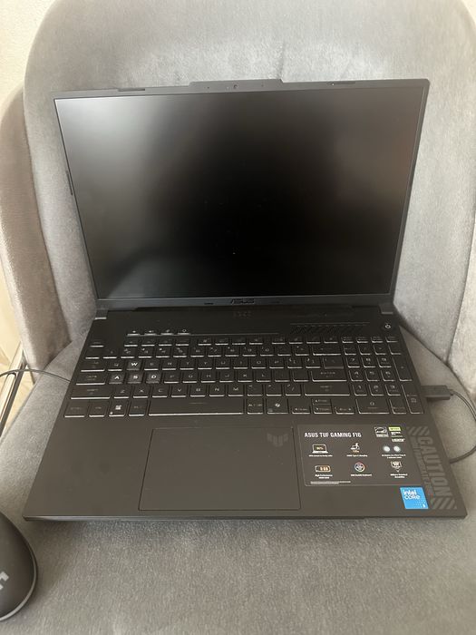 Vand laptop impecabil nou