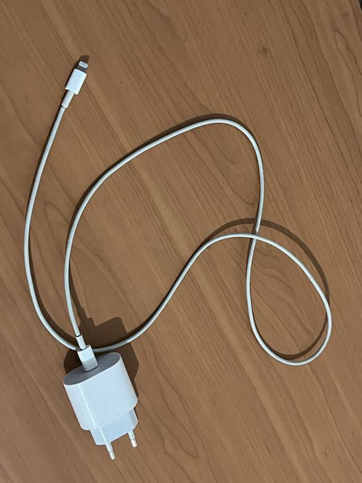 Оригинальная зарядка Apple 20W в хорошем состоянии