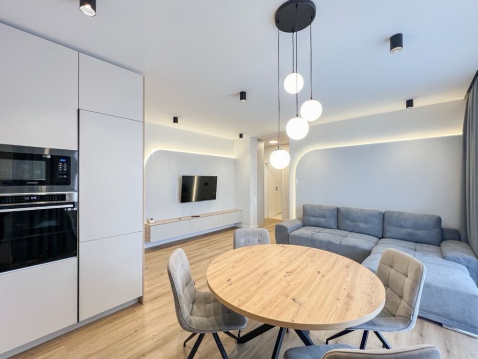 Inchiriez apartament 3 camere in zona Centrala cu parcare