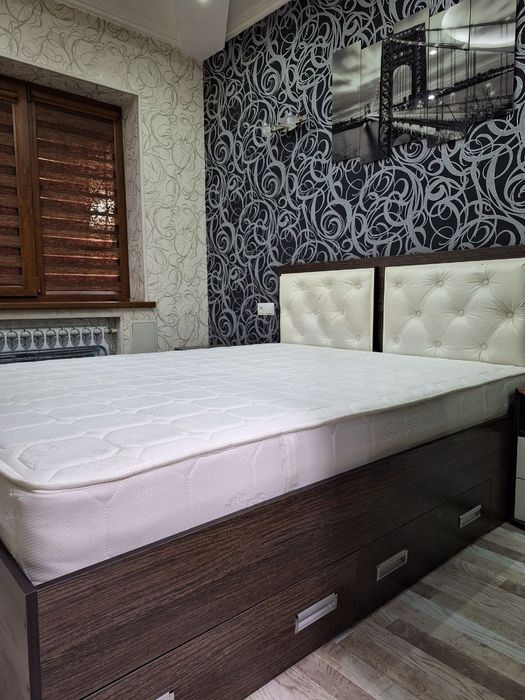 Продам Кровать двуспальная +ортопедический матрас с полками для хранен