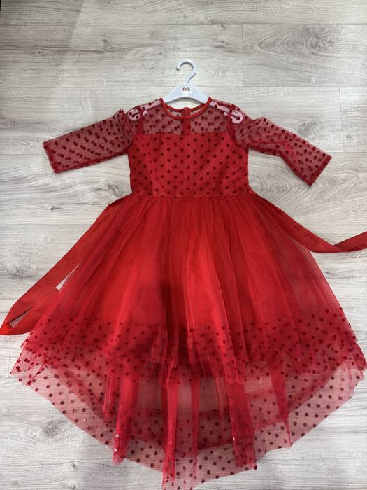 Платье праздничное для девочки в хорошем состоянии