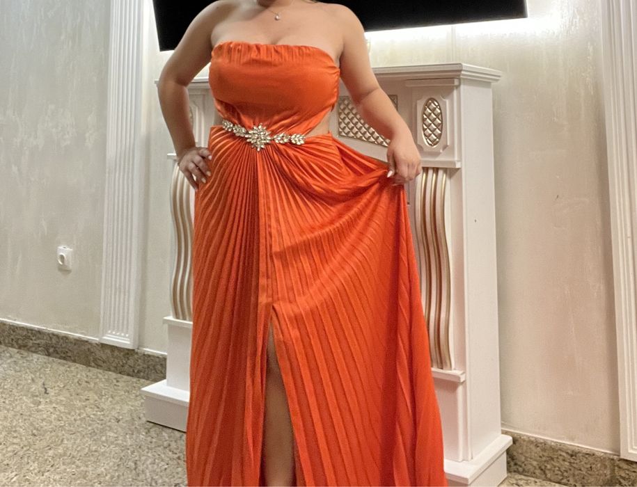 Rochie de seara culoare coray accesorizata cu pietre