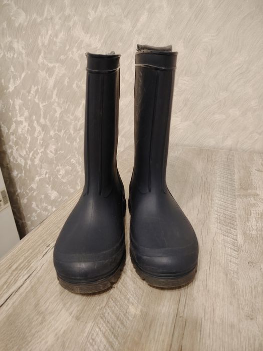 Продам резиновые сапоги с утеплителем.