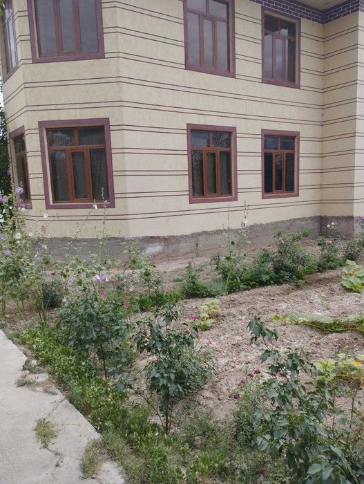 Uy sotiladi 2 qavatli 10 xonali  6 sotxli hovlisi bor