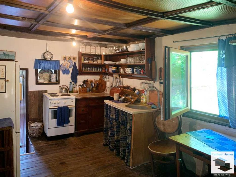 125182 Възрожденска къща с 3 спални и кладенец  в с. Средни Колиби