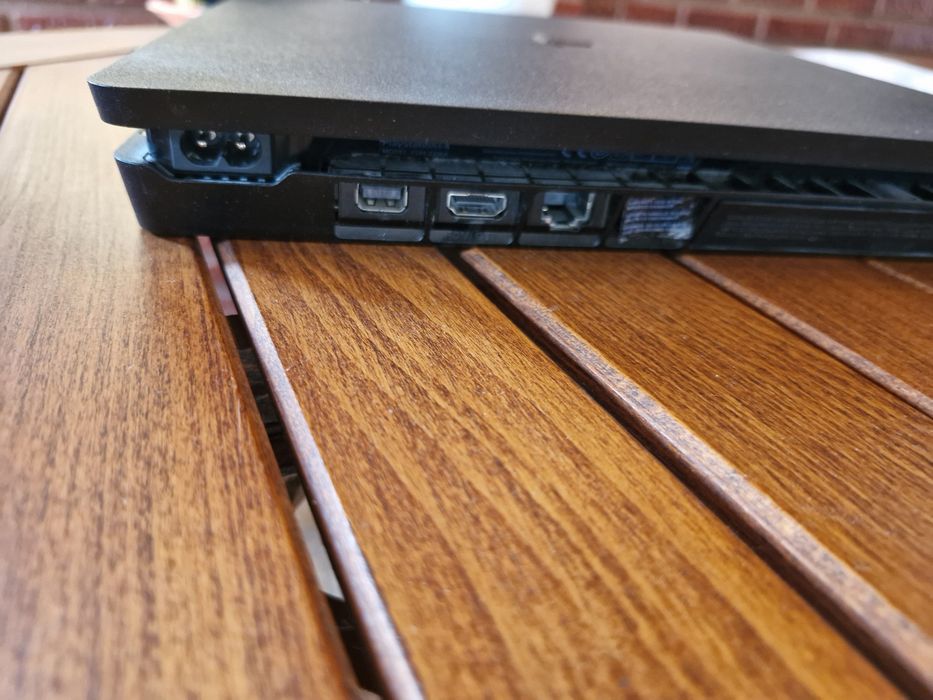 Ps4-slim pe negru