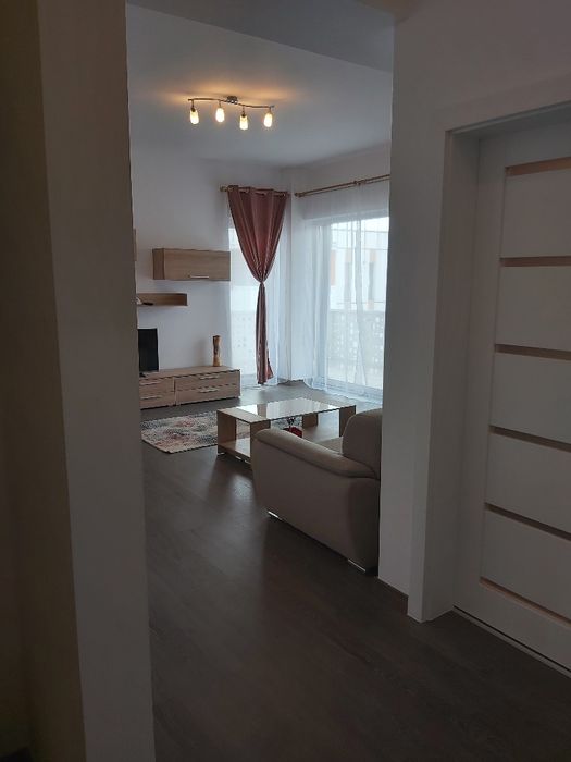 Închiriez apartament cu 2 camere