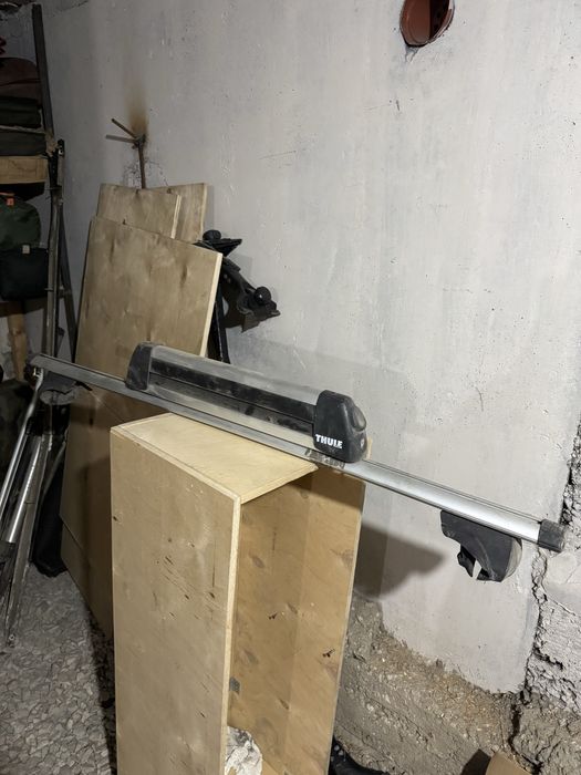 Продам поперечины Thule с креплениями для сноуборда