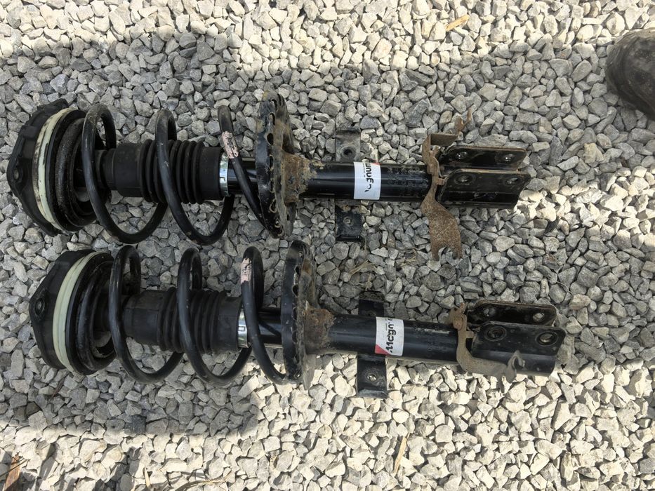 Предни амортесьори Renault clio 2010g dci