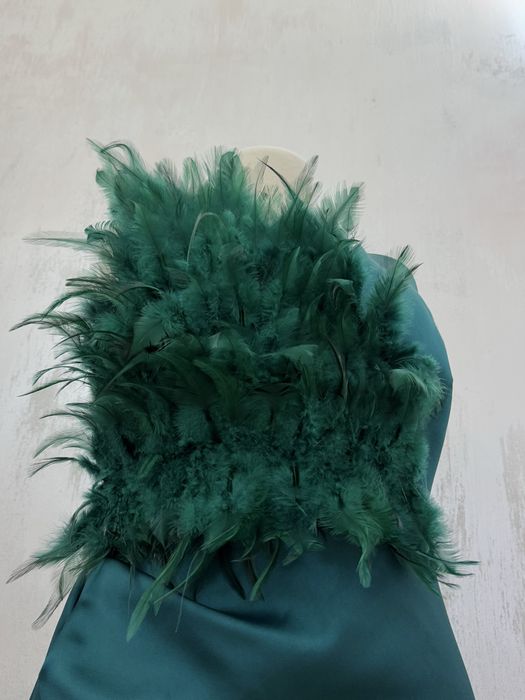 Елегантна/бална дълга зелена рокля с пера официална S M