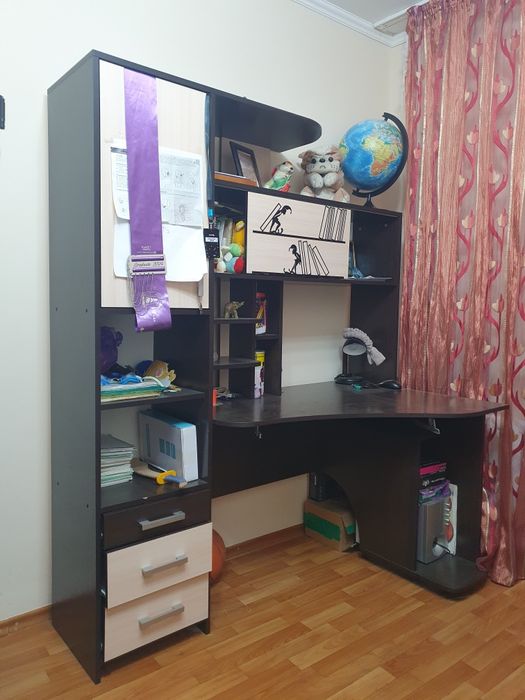 Продам компьютерный стол в отличном состоянии