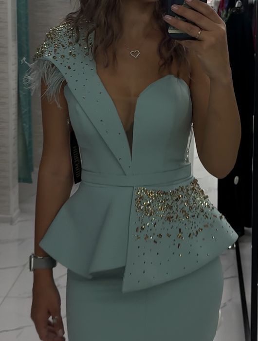 Платье стоило дорого