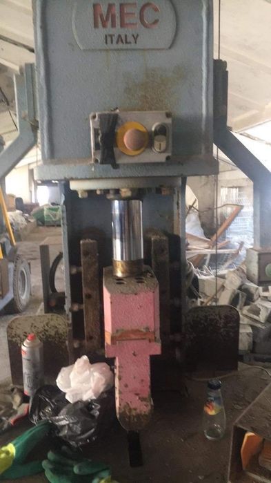 Преса за изработка на павета