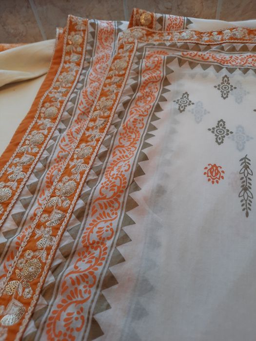 Fata de masa indiana cu broderie aplicata manual