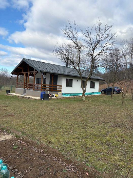 Vând casa de vacanță