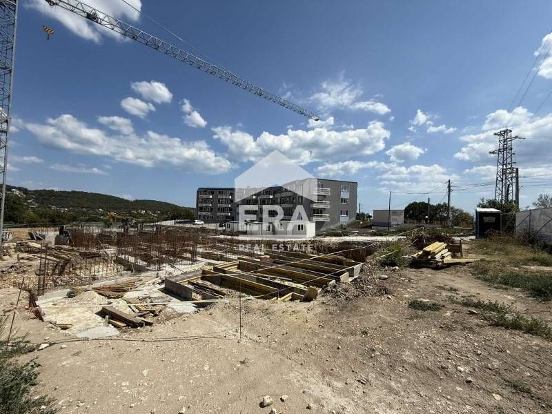 Тристаен апартамент за продажба, в новострояща се сграда, кв. Виница,