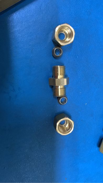 Соеденитель тормозной трубки  универсальный.