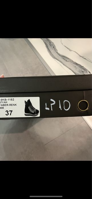 Ghete din piele, cu pietricele cusute, marimea  36-37