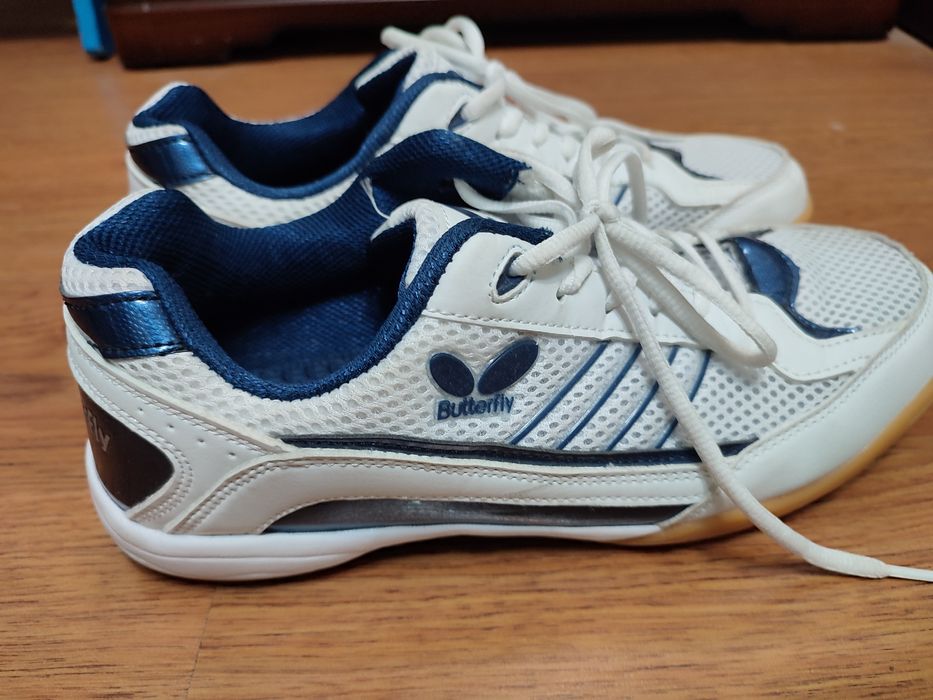 Продам кроссовки Батерфляй