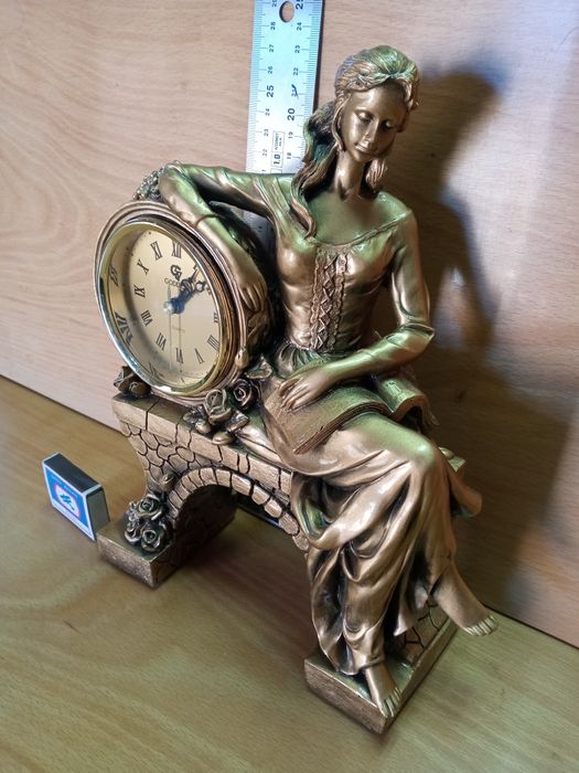 Статуэтка девушка с книгой