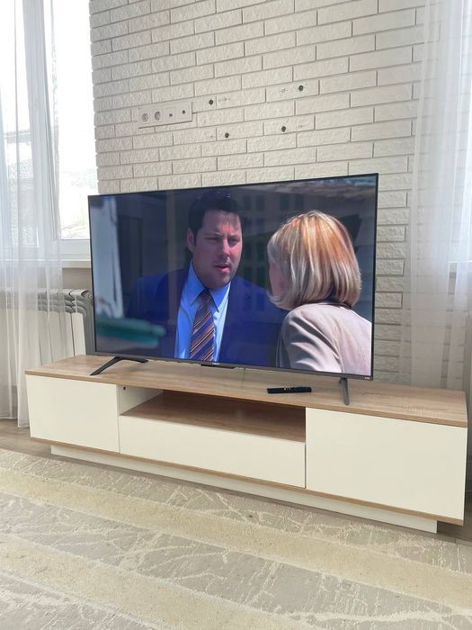 Телевизор Xiaomi A PRO 4K QLed вместе с тумбой