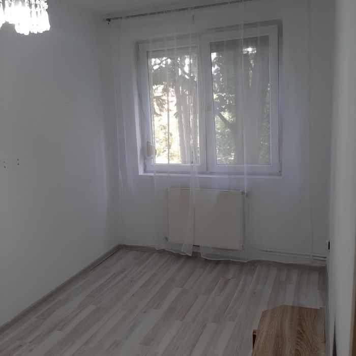 Inchiriez apartament cu 3 camere-Central